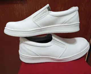 Foto 1 de Calzado blanco con corte de cuero napa blanco y suela de PVC.