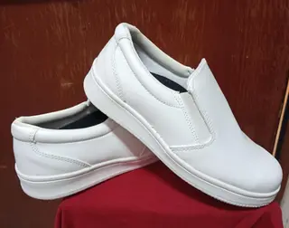 Foto 2 de Calzado blanco con corte de cuero napa blanco y suela de PVC.