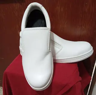 Foto 3 de Calzado blanco con corte de cuero napa blanco y suela de PVC.